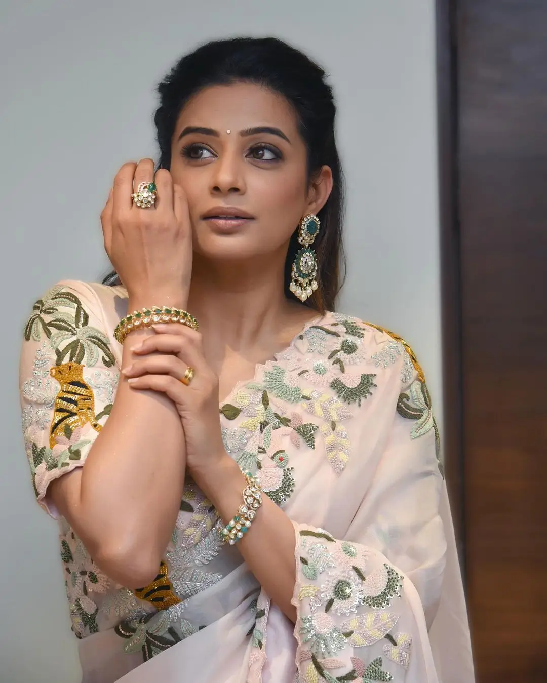 PRIYAMANI IN SOUTH INDIAN TRADITIONAL WHITE SAREE BLOUSE 3